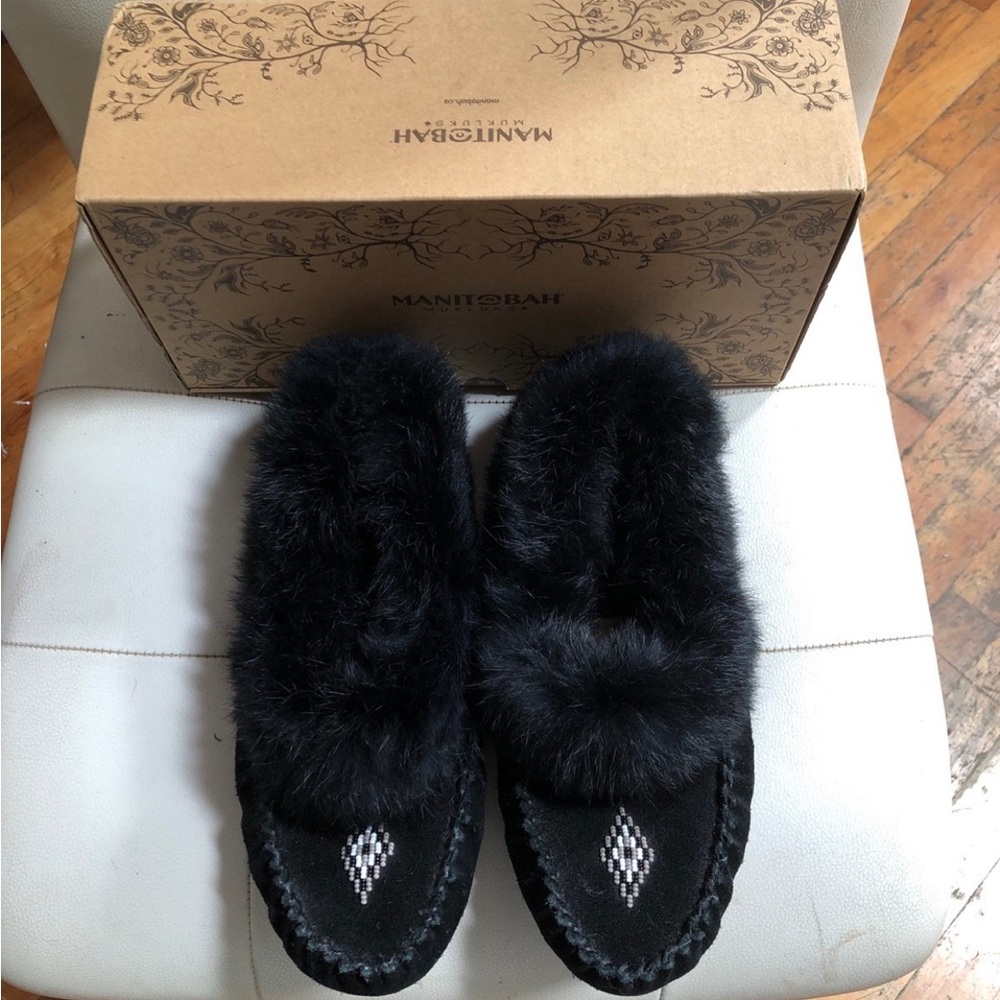 Women’s moccasins size 9 Manitobah muk Luks